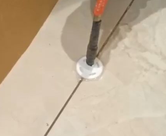 天门瓷砖空鼓维修公司专业解答瓷砖在铺贴过程中，如果没有涂抹均匀到位的粘结材料（如水泥砂浆或瓷砖胶），可能会导致以下问题